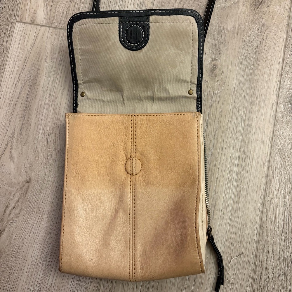 AMERICAN LEATHER CO.
Kansas Colorblock Crossbody Leather Bag - Picture 5 of 8